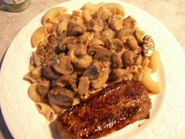 Rezept: Marinierte Lammrücken mit Nudeln und Pilzsahne-Marsalasauce Bild Nr. 8 Marinierte Lammrücken mit Nudeln und Pilzsahne-Marsalasauce - Rezept - Bild Nr. 8