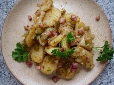 Rezept: Bratkartoffeln aus gekochten Restkartoffeln Bratkartoffeln aus gekochten Restkartoffeln - Rezept