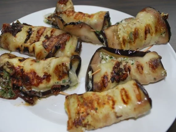 Zweierlei Auberginenröllchen vom Grill - Rezept