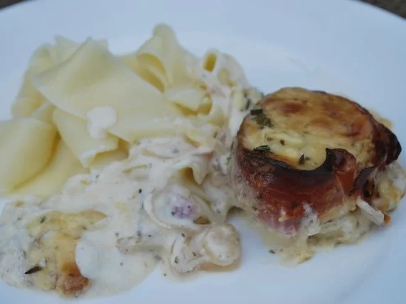 Umwickelte Schweinefiletmedaillons in Frischkäsesauce - Rezept - Bild Nr. 2