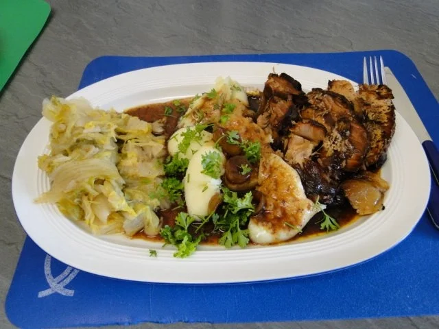 Rollbraten gefüllt mit Zwiebeln und Knoblauch bei NT - Rezept