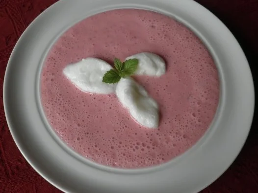 Kalte Erdbeersuppe ... - Rezept