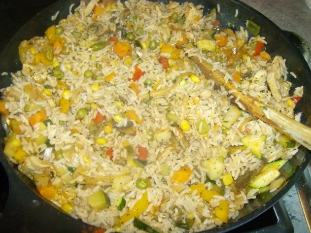 Kunterbuntes Reispfännchen mit Hähnchenbrust - Rezept