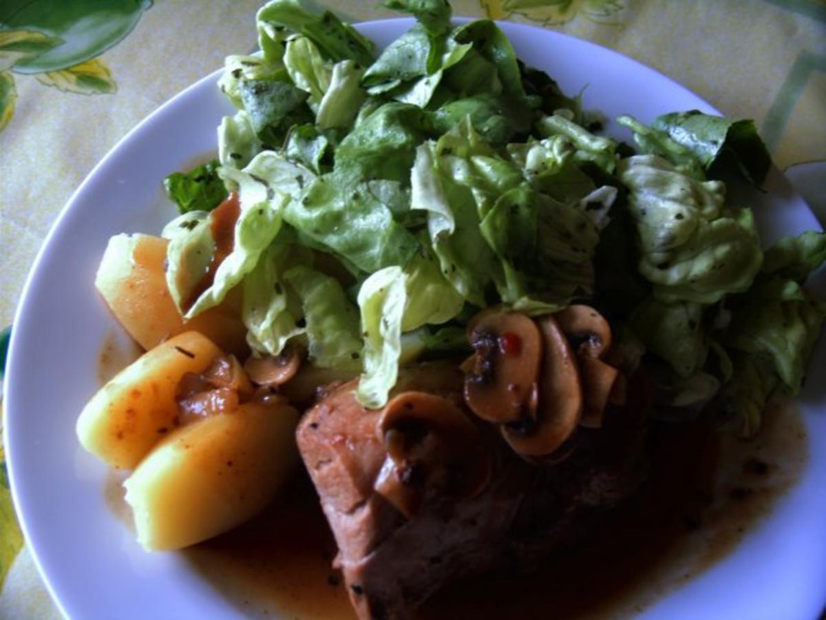 Bilder für SCHWEINEFILET MIT BLATTSALAT UND SALZKARTOFFELN - Rezept