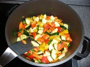 Tomatige Gemüsesoße mit Nudeln - Rezept