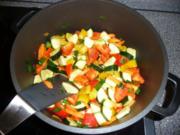 Tomatige Gemüsesoße mit Nudeln - Rezept