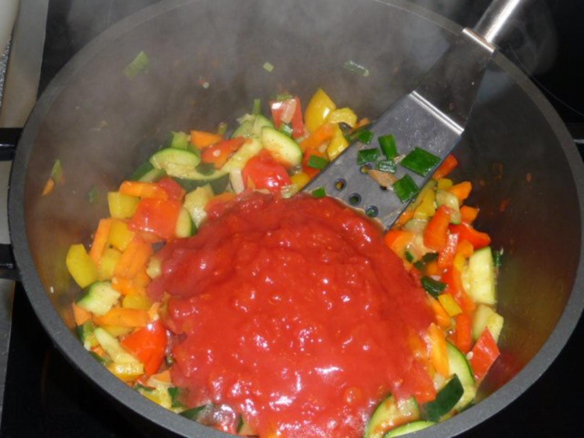 Tomatige Gemüsesoße mit Nudeln - Rezept - Bild Nr. 2