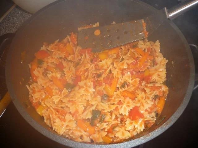 Tomatige Gemüsesoße mit Nudeln - Rezept - Bild Nr. 4