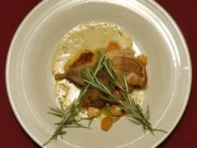 Rezept: Perlhuhn mit Ofengemüse und Polentatalern (Andreja Schneider) Perlhuhn mit Ofengemüse und Polentatalern (Andreja Schneider) - Rezept