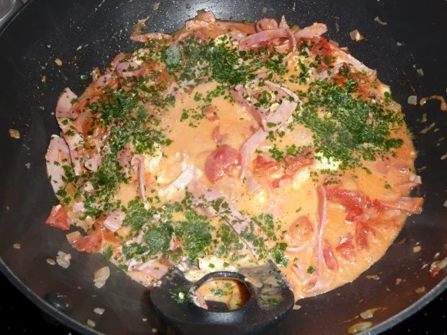 Rezept: Linguine mit scharfer Tomatensoße Bild Nr. 2 Linguine mit scharfer Tomatensoße - Rezept - Bild Nr. 2