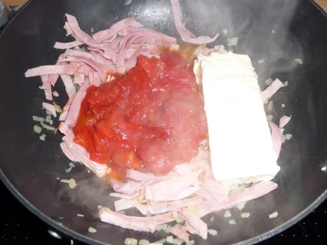 Rezept: Linguine mit scharfer Tomatensoße Bild Nr. 3 Linguine mit scharfer Tomatensoße - Rezept - Bild Nr. 3