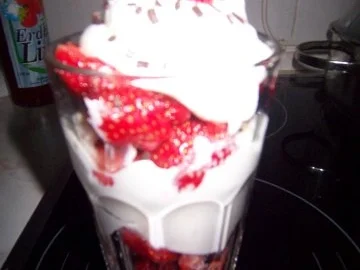 Rezept: Erdbeeren mit Sahne und Limes Bild Nr. 2 Erdbeeren mit Sahne und Limes - Rezept - Bild Nr. 2