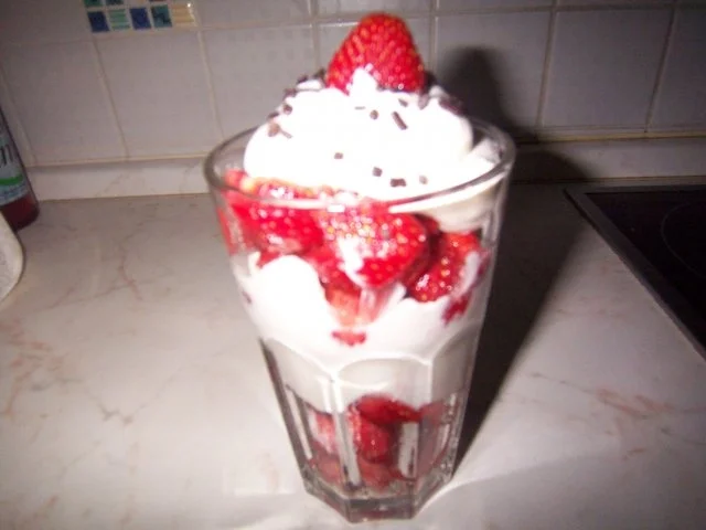 Rezept: Erdbeeren mit Sahne und Limes Erdbeeren mit Sahne und Limes - Rezept