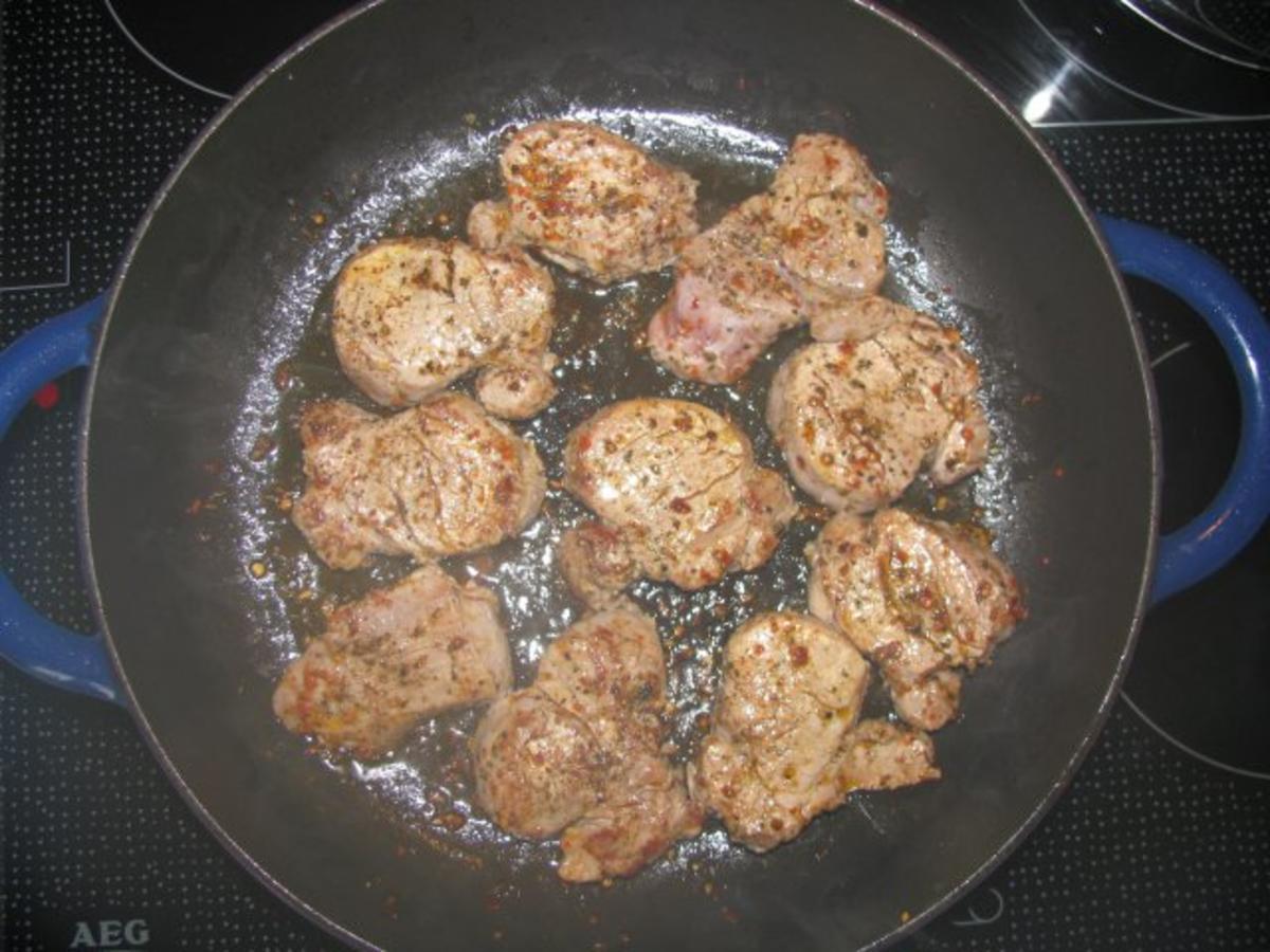 Fleisch: Überbackenes Schweinefilet auf Gemüsebett - Rezept - Bild Nr. 3