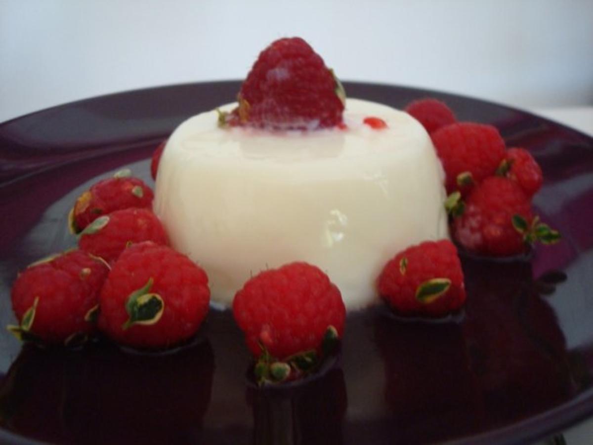 Rosmarin-Lavendel Pannacotta mit Himbeer-Zitronenthymiansalat - Rezept