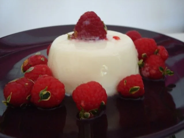 Rosmarin-Lavendel Pannacotta mit Himbeer-Zitronenthymiansalat - Rezept