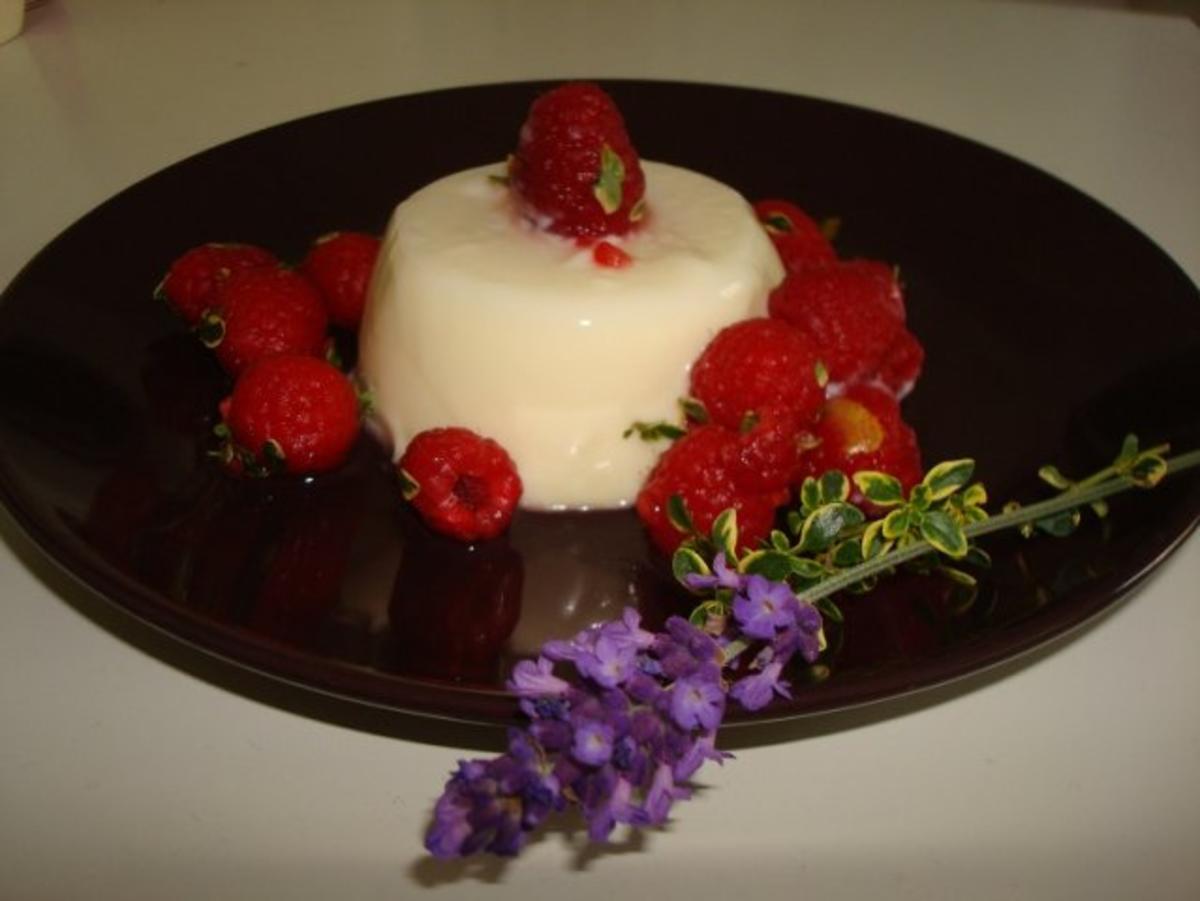 Rosmarin-Lavendel Pannacotta mit Himbeer-Zitronenthymiansalat - Rezept - Bild Nr. 4