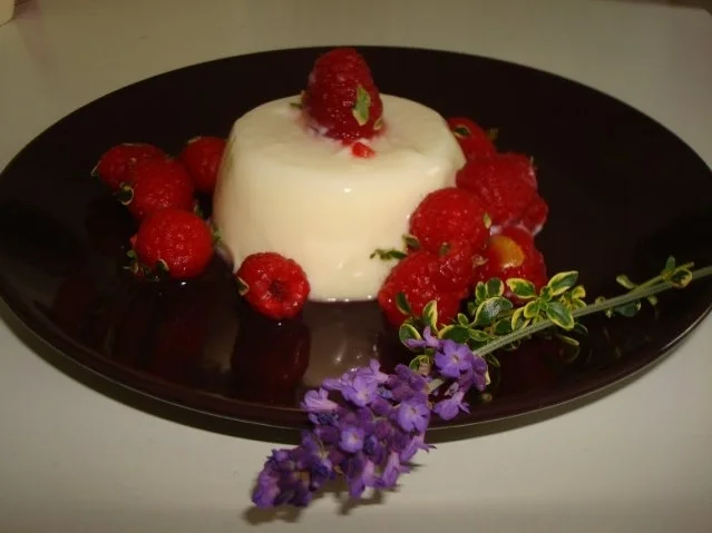 Rosmarin-Lavendel Pannacotta mit Himbeer-Zitronenthymiansalat - Rezept - Bild Nr. 4