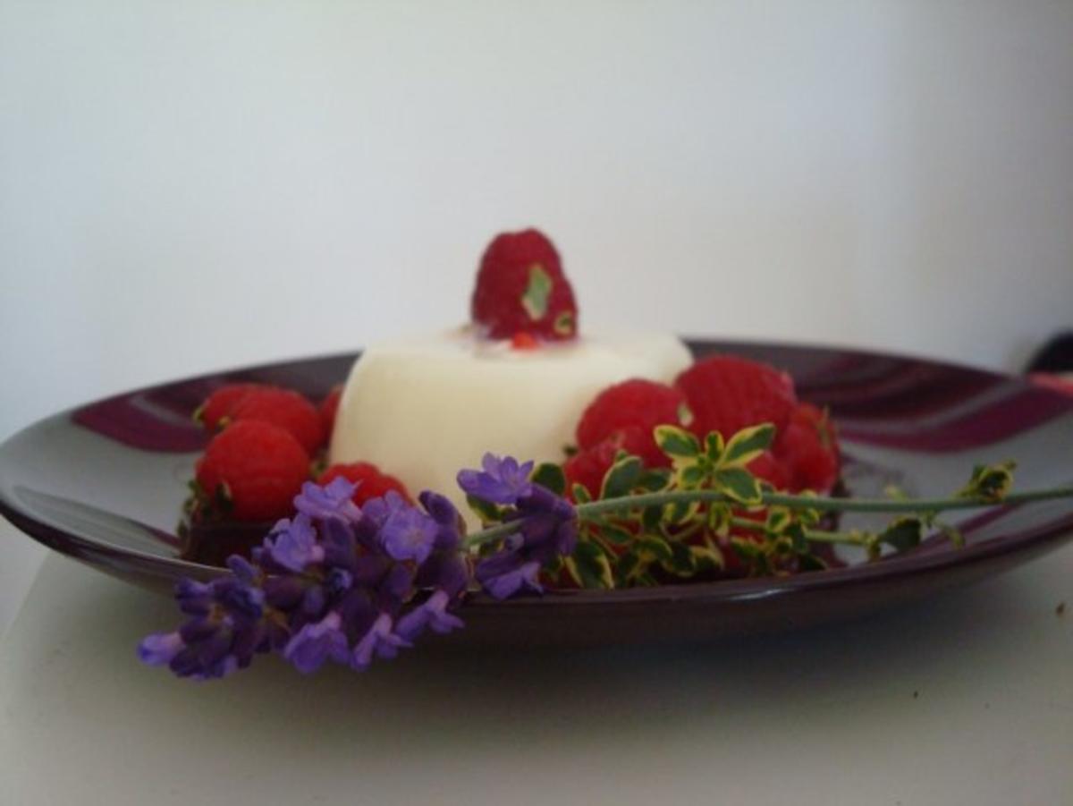 Rosmarin-Lavendel Pannacotta mit Himbeer-Zitronenthymiansalat - Rezept - Bild Nr. 5