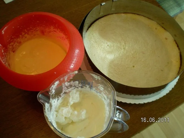 Rezept: Erdbeerkuchen mit Vanillepudding-Sahnefüllung Bild Nr. 3 Erdbeerkuchen mit Vanillepudding-Sahnefüllung - Rezept - Bild Nr. 3