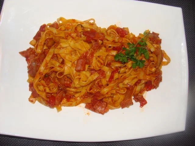Nudeln :-Tagliatelle in Kochschinken-Tomatenragout - Rezept