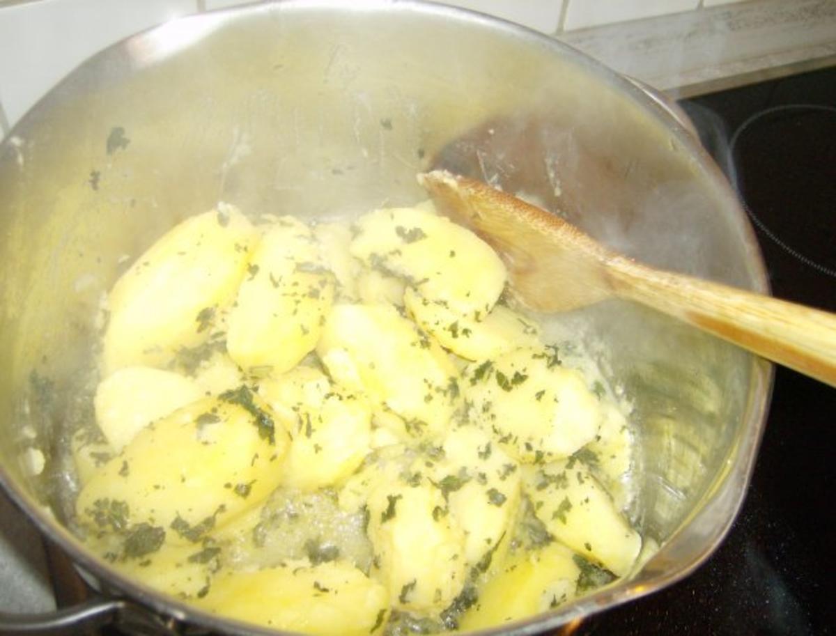 Forelle gebraten mit Salbeikartoffeln und Buttergemüse - Rezept - Bild Nr. 6