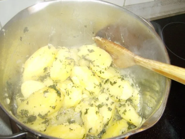 Forelle gebraten mit Salbeikartoffeln und Buttergemüse - Rezept - Bild Nr. 6