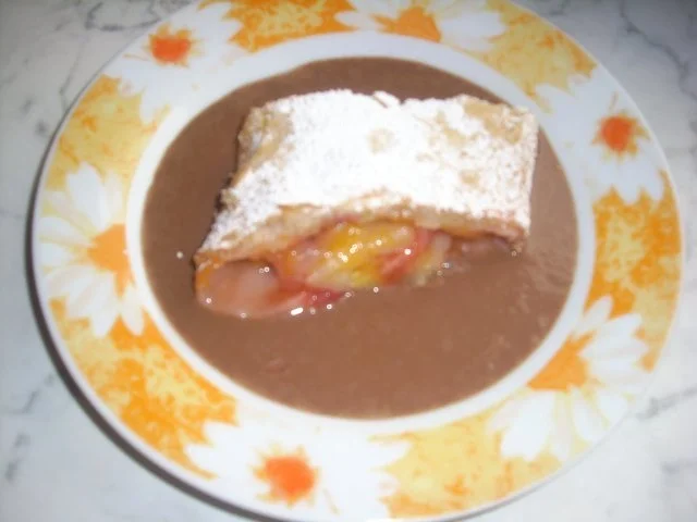 Sommerfrucht-Strudel auf Schokosoße - Rezept