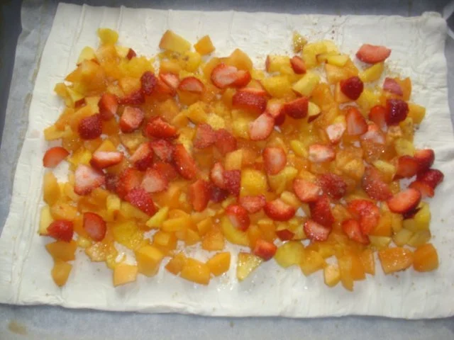 Sommerfrucht-Strudel auf Schokosoße - Rezept - Bild Nr. 2