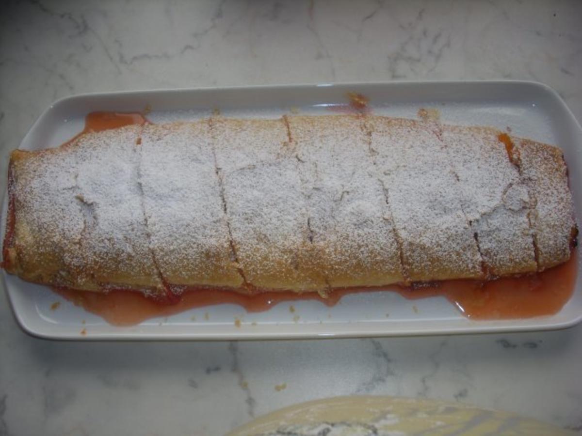 Sommerfrucht-Strudel auf Schokosoße - Rezept - Bild Nr. 5