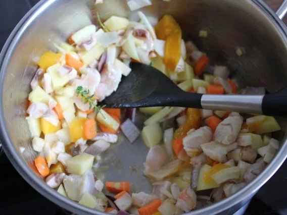 Kokos - Curry - Suppe mit Hähnchenbrust-Garnelenspieß - Rezept - Bild Nr. 2