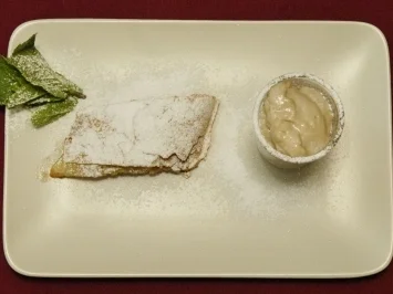 Apfelstrudel a la Mama Schneider mit Pannacottaschaum (Andreja Schneider) - Rezept