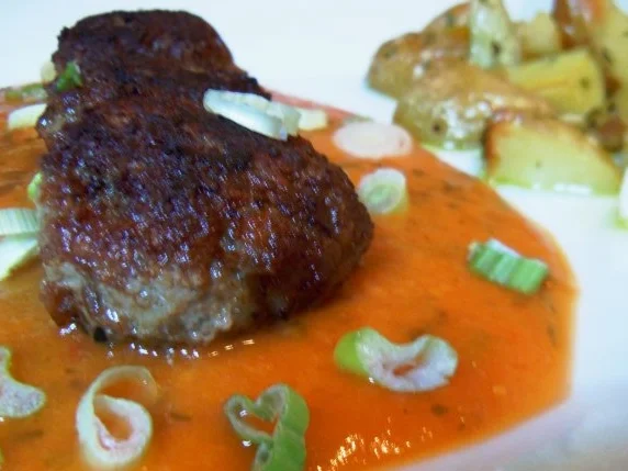 Hackbällchen auf scharfer Aprikosen-Tomatensauce mit Rosmarinkartoffeln - Rezept