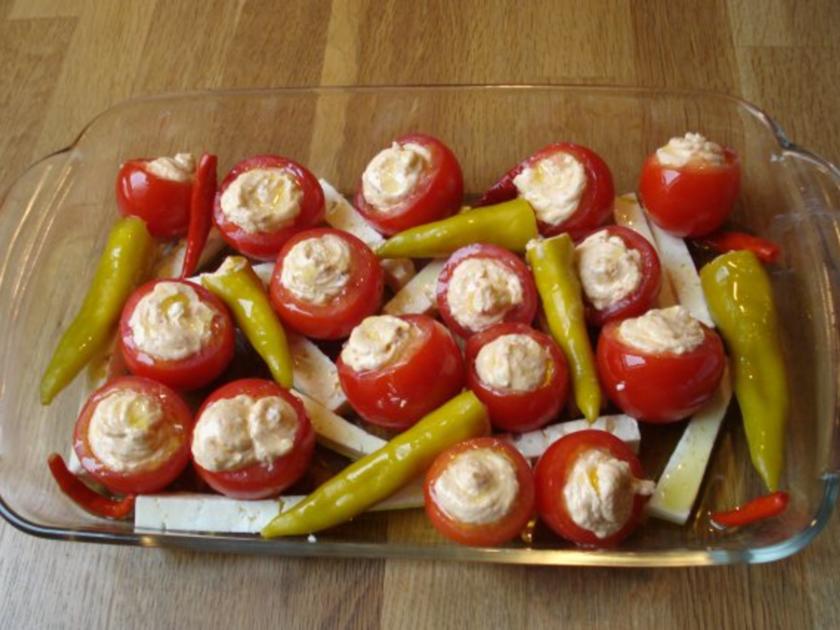 Mit Frischkäse gefüllte Tomaten - Rezept - kochbar.de