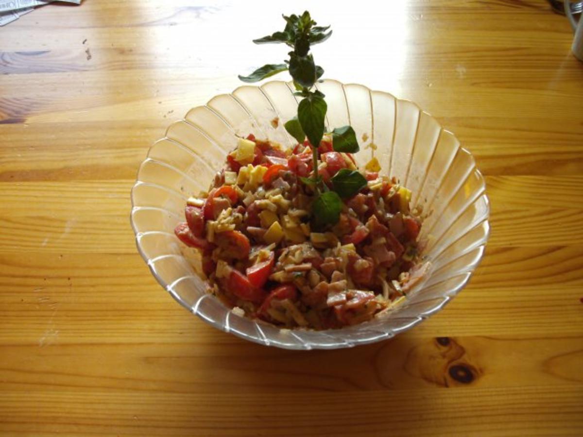 Salat: süß - sauer - pikanter Tomatensalat mit frischen Kräutern aus dem Garten - Rezept