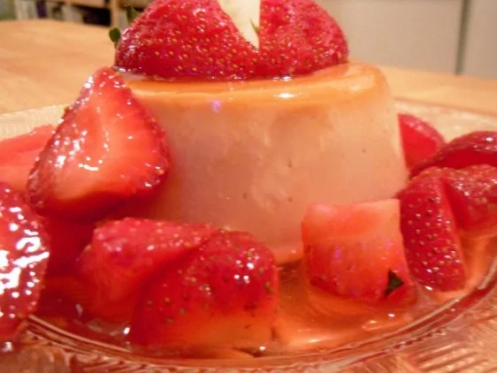 Panna Cotta "Karamell" mit Erdbeeren - Rezept