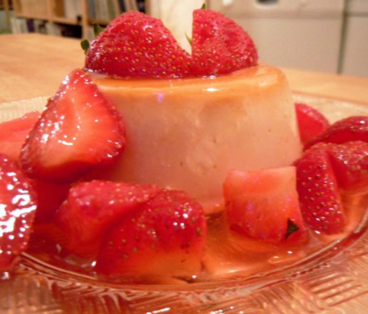 Panna Cotta \"Karamell\" mit Erdbeeren Rezept kochbar.de