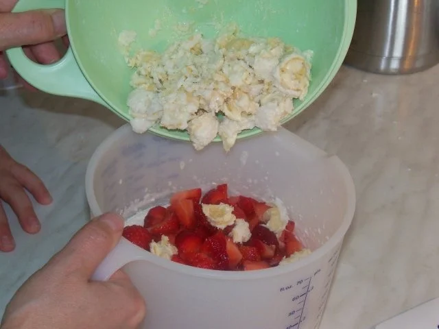 Rezept: Raffaello-Erdbeer Torte Bild Nr. 6 Raffaello-Erdbeer Torte - Rezept - Bild Nr. 6