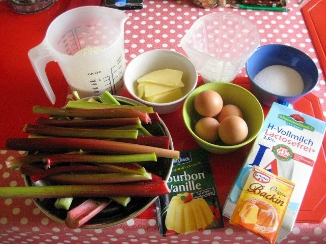 Rezept: Rhabarberkuchen mit Vanillepudding und Baiser Bild Nr. 2 Rhabarberkuchen mit Vanillepudding und Baiser - Rezept - Bild Nr. 2