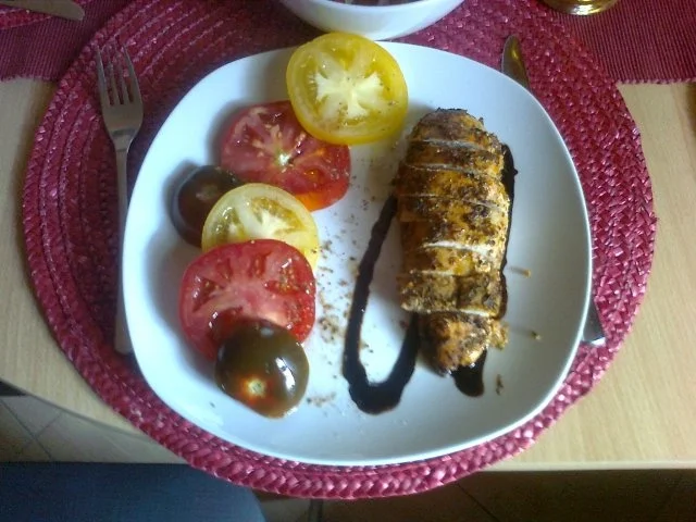 Hähnchenbrust auf Brot - Tomatensalat - Rezept
