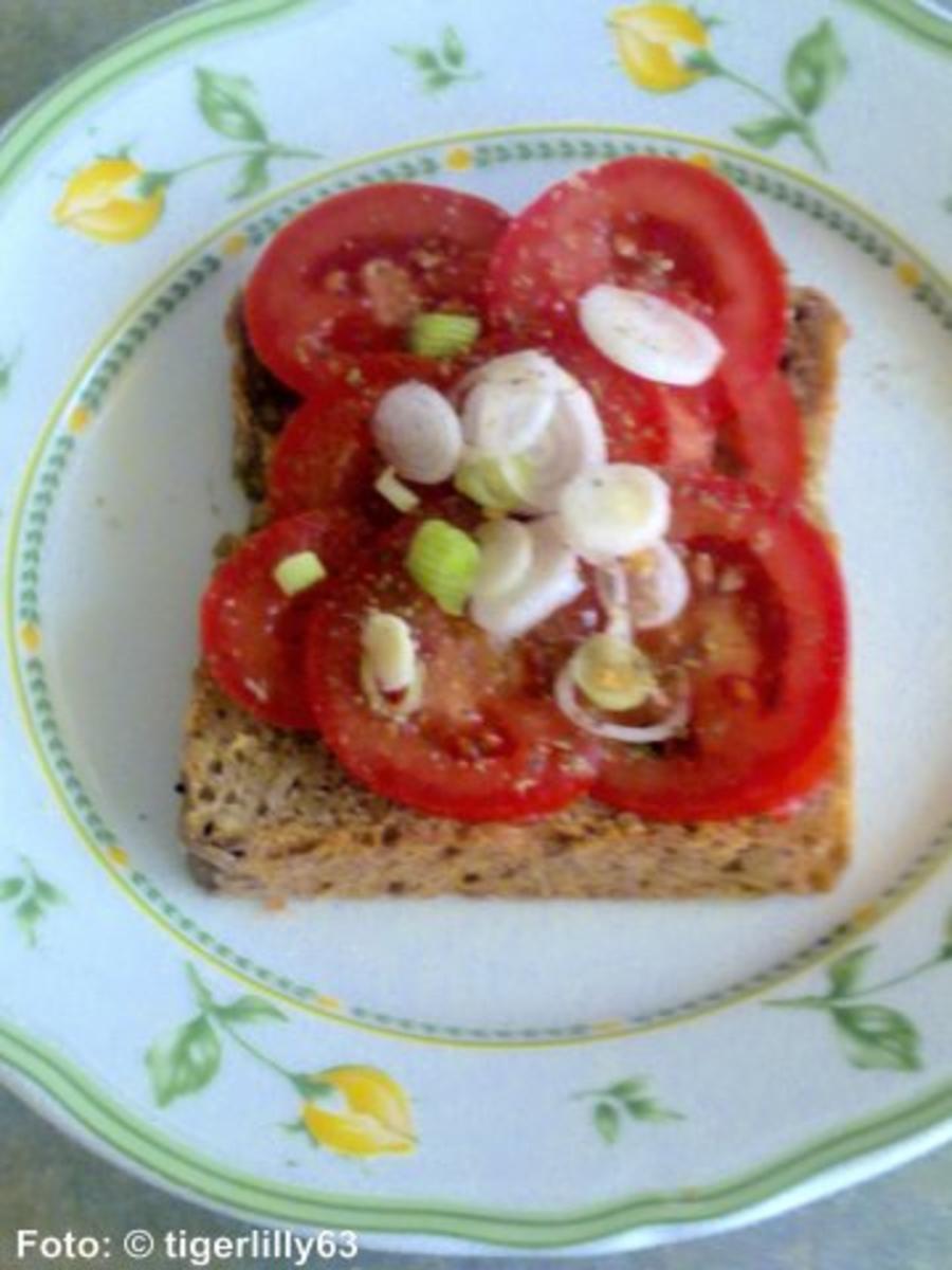 Tomatenbrot mit Vollkornbrot und Kräuter-Creme-Fraiche - Rezept mit ...