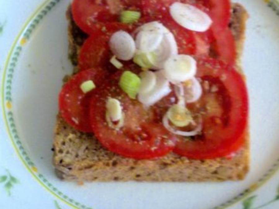 Tomatenbrot mit Vollkornbrot und Kräuter-Creme-Fraiche - Rezept mit ...