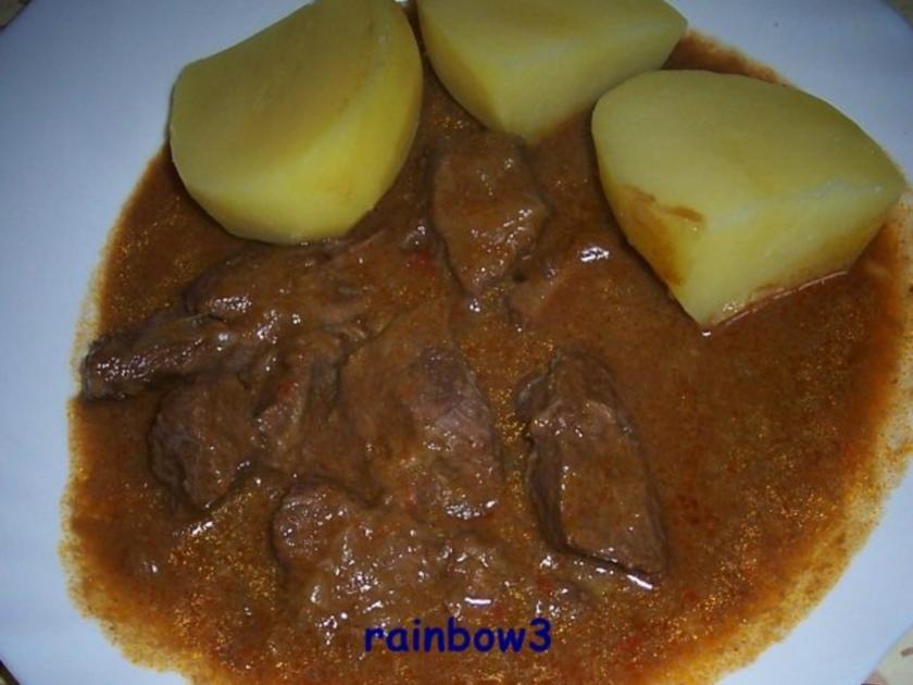 Kochen: Rind-Gulasch mit viel Sauce - Rezept - kochbar.de