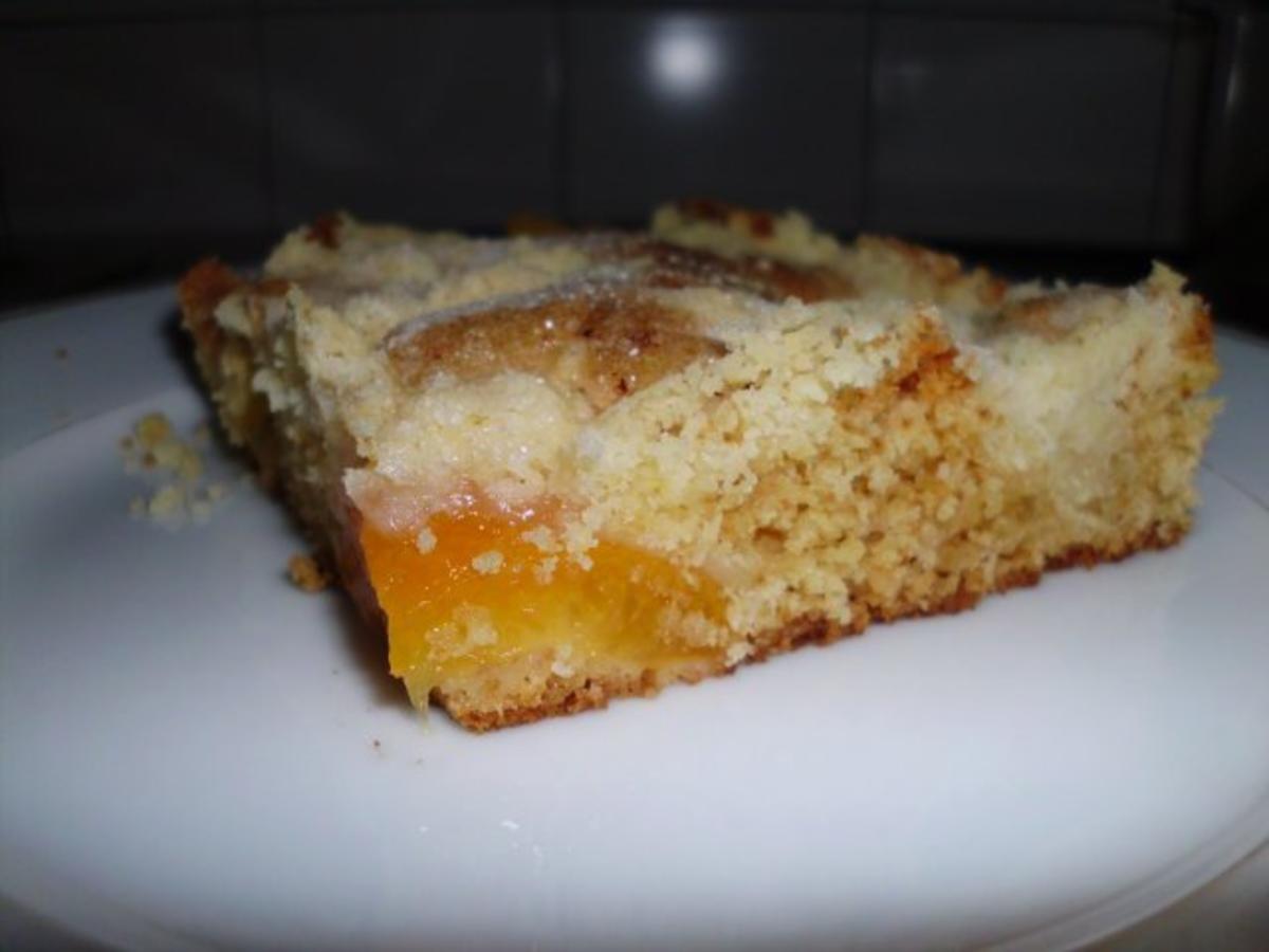 Aprikosen-Eierlikör-Streuselkuchen - Rezept - kochbar.de