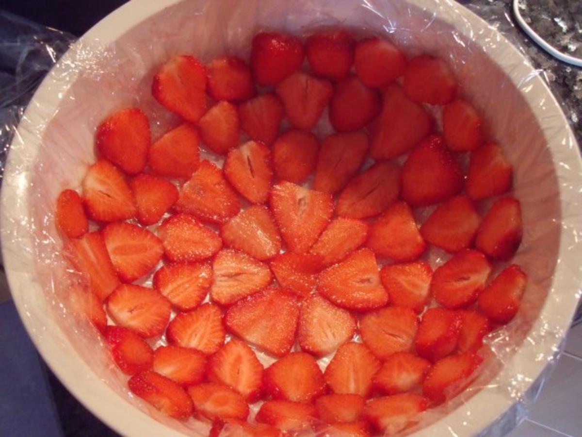 Erdbeer-Kuppeltorte mit Joghurtfüllung - Rezept - Bild Nr. 3