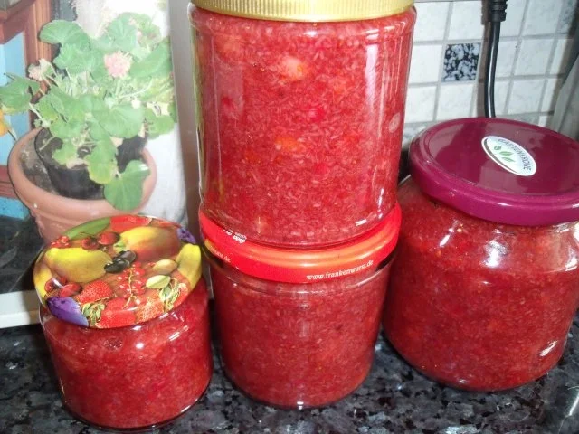 Johannisbeer-Erdbeer-Kokos-Marmelade - Rezept
