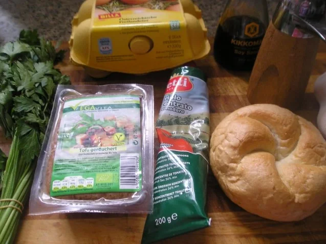 Rezept: Räuchertofulaibchen mit Pikanter Tomatensoße und Reis Bild Nr. 2 Räuchertofulaibchen mit Pikanter Tomatensoße und Reis - Rezept - Bild Nr. 2