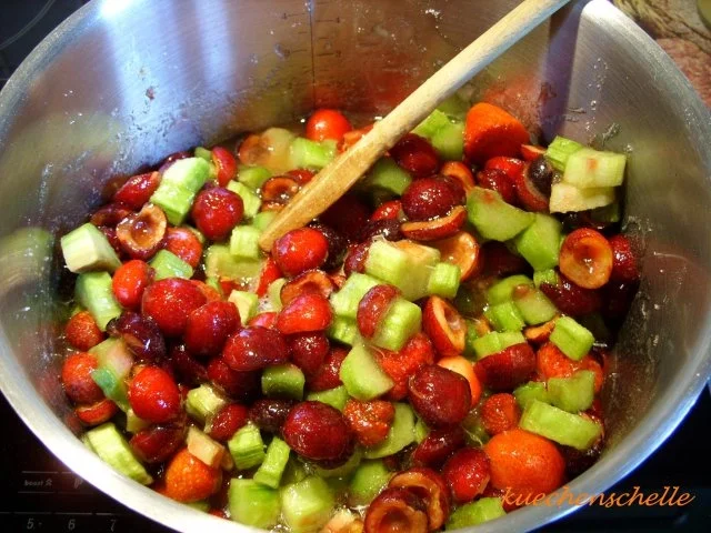 Konfitüre & Co: Kirsch-Rhabarber-Konfitüre mit einem Hauch von Erdbeere - Rezept - Bild Nr. 2