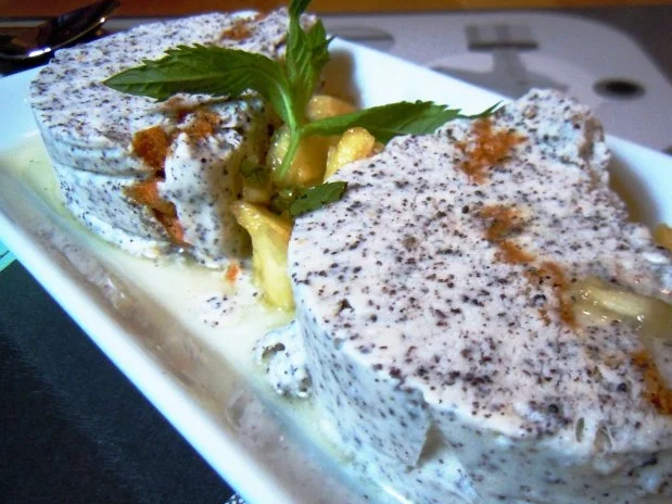 Mohnparfait mit Ananas-Minz-Ragout - Rezept