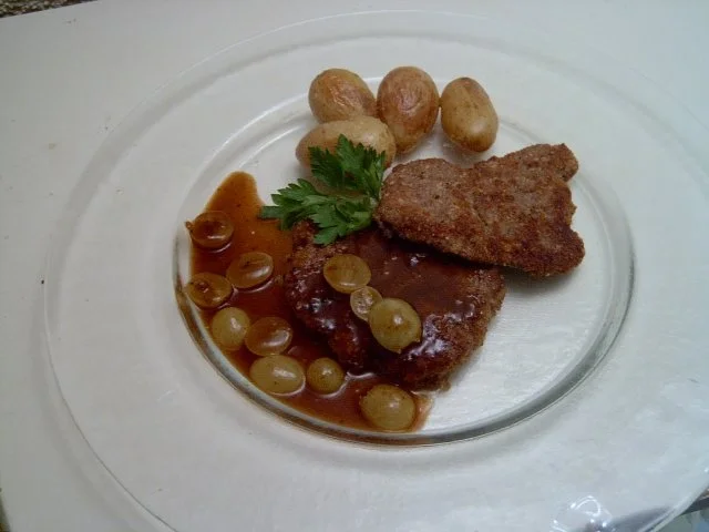 Rezept: Nussige Rehschnitzel mit Drillingen und einer Traubensoße Nussige Rehschnitzel mit Drillingen und einer Traubensoße - Rezept